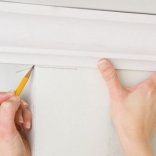 Как приклеить потолочный плинтус к натяжному потолку своими руками